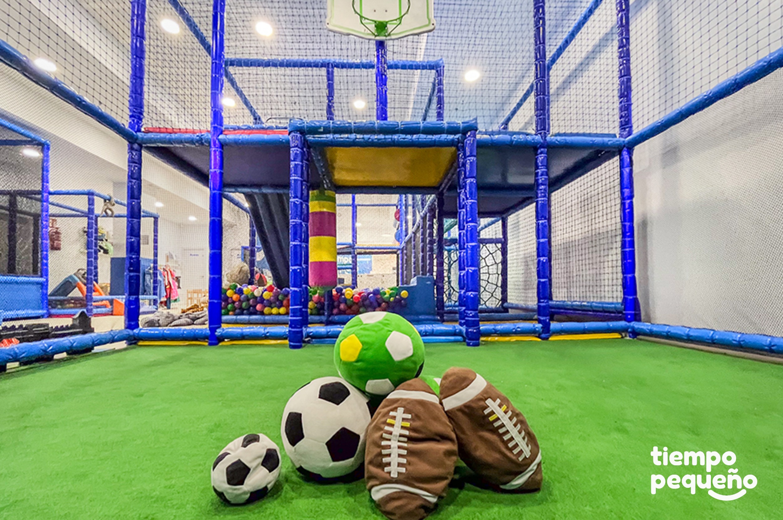 cancha de fútbol y baloncesto ludoteca Tiempo Pequeño